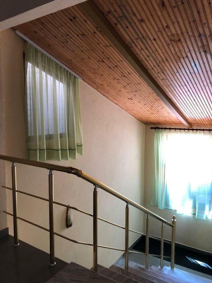Vila Deni Tushemisht Екстер'єр фото